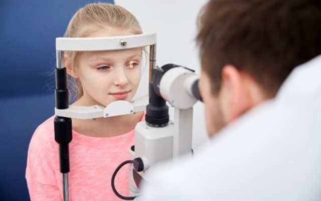 視能訓練士によるオルソケラトロジー治療