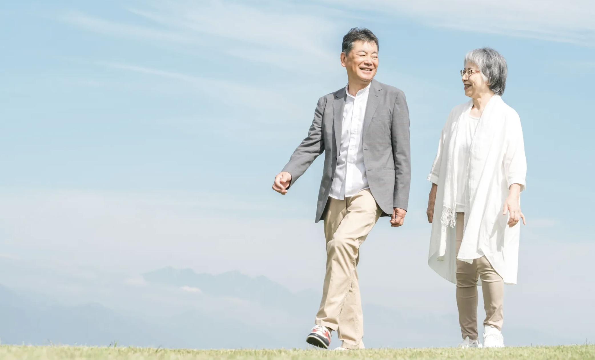 歩く老夫婦