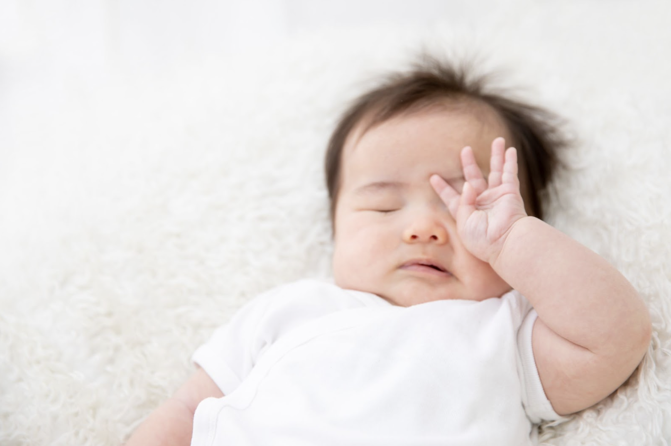 目を擦る赤ちゃん