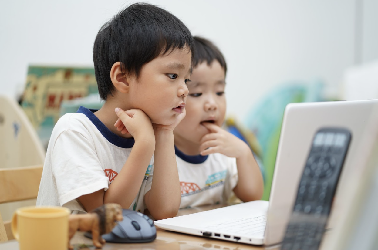 PCを見る子ども