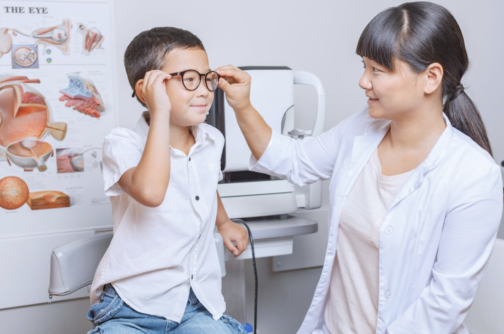 メガネをつける子ども