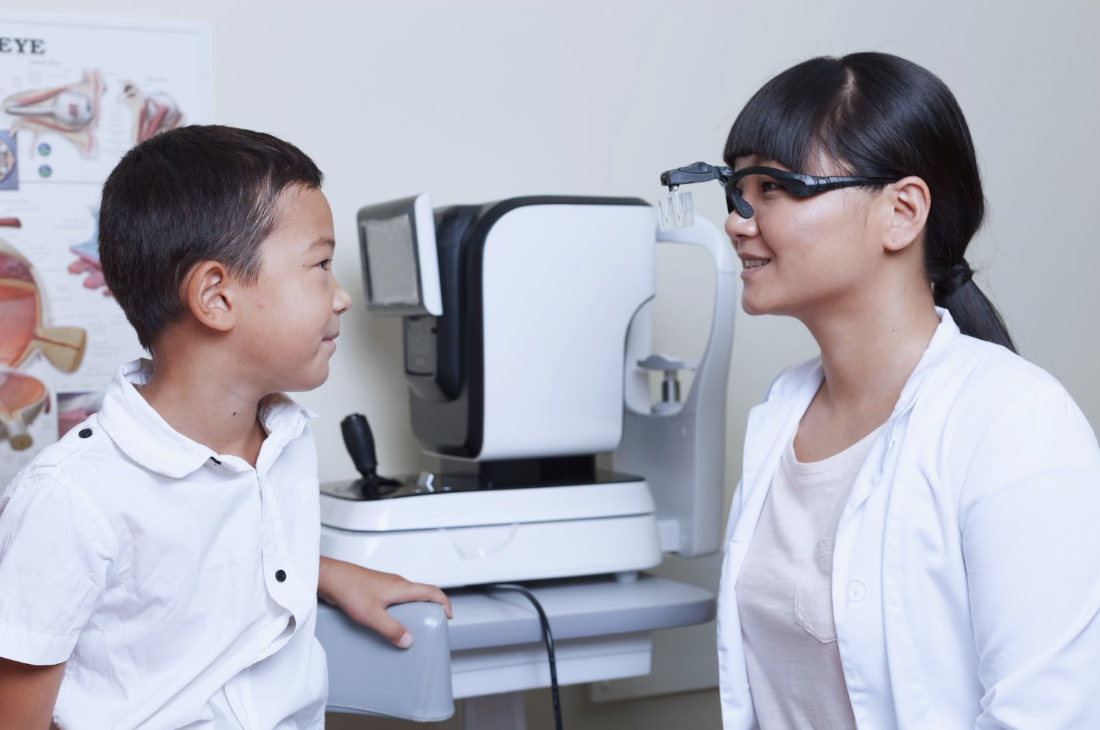 眼科検診を受ける子ども