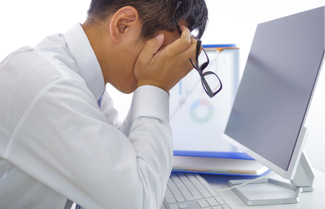 PCで目が疲れている男性