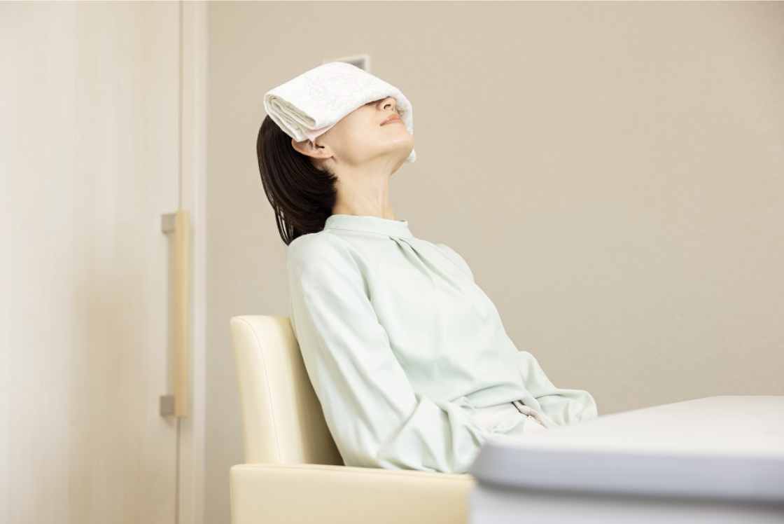 目を休める女性