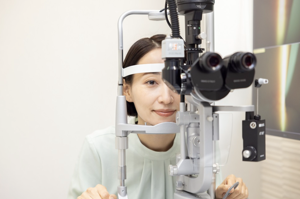 眼科検診をする女性