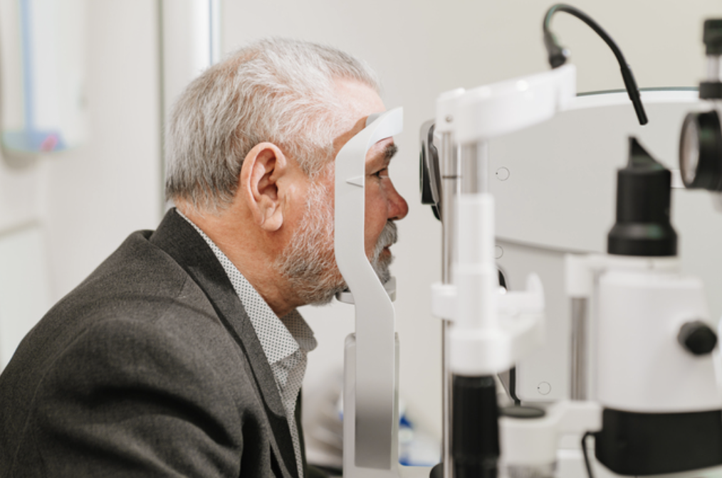 眼科検査をする男性