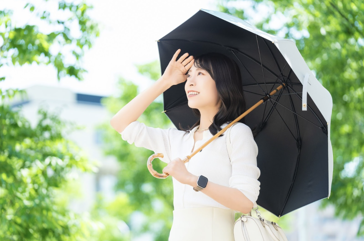 日傘を指す女性